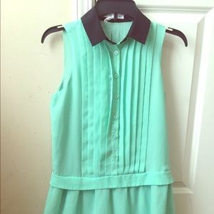 Buttoned down collar sleeveless dress
